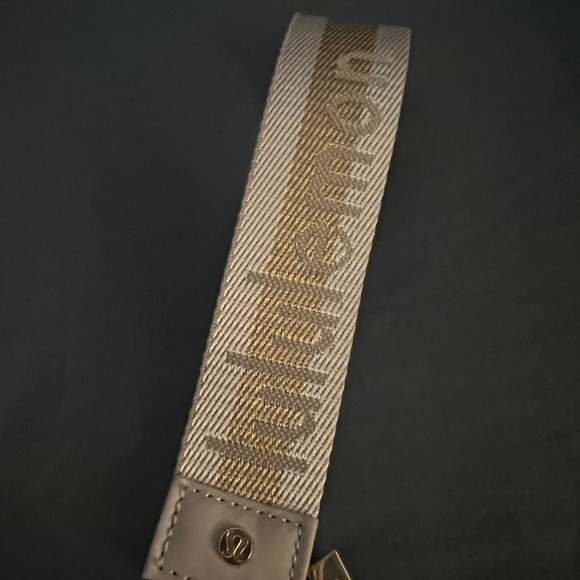 Lululemon dual pouch w keychain NEW - Picture 3 of 5